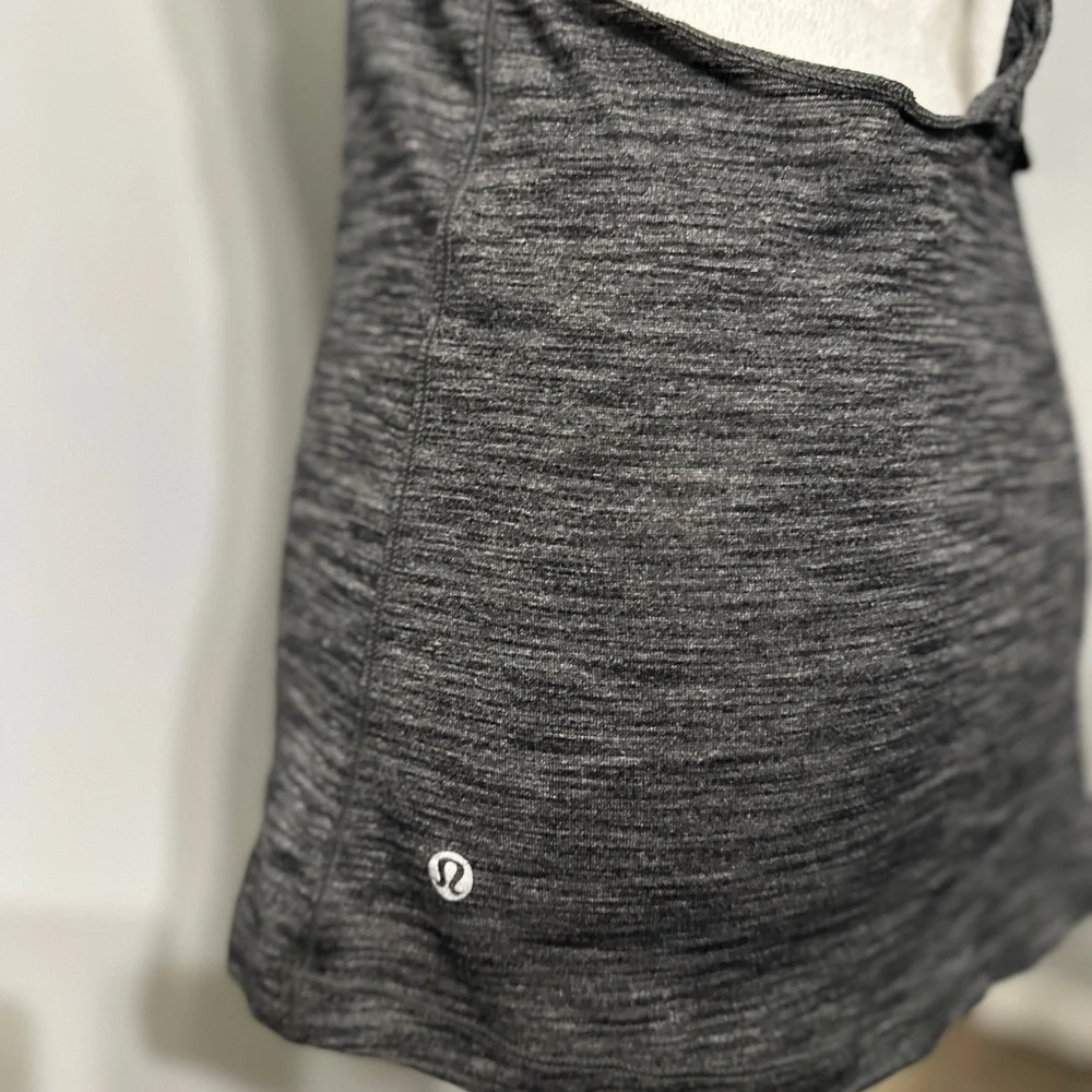 🛍️lululemon tank top with twisted back size 4 excellent